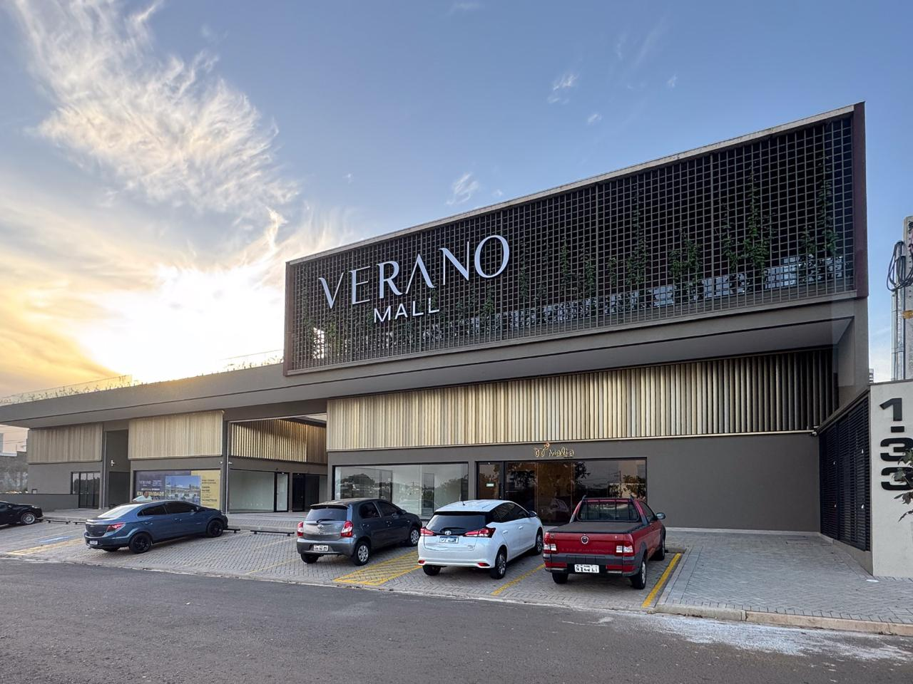 Fachada do Verano Mall em Bauru ao entardecer
