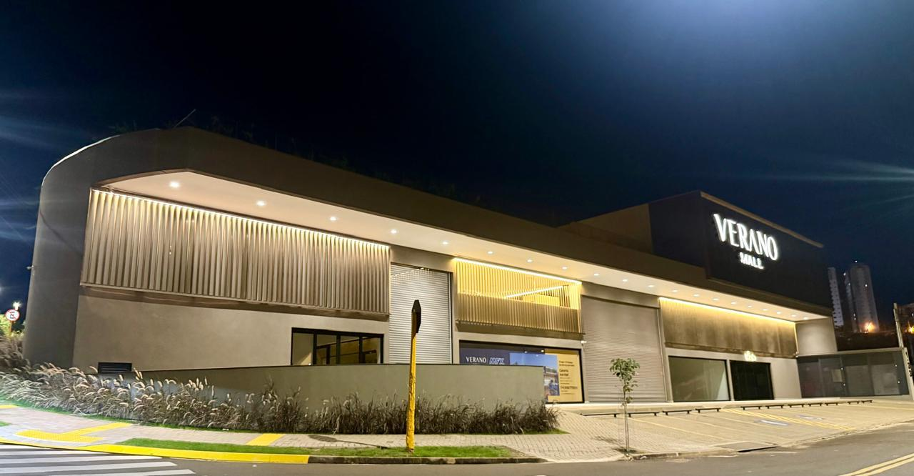 Fachada iluminada do Verano Mall à noite